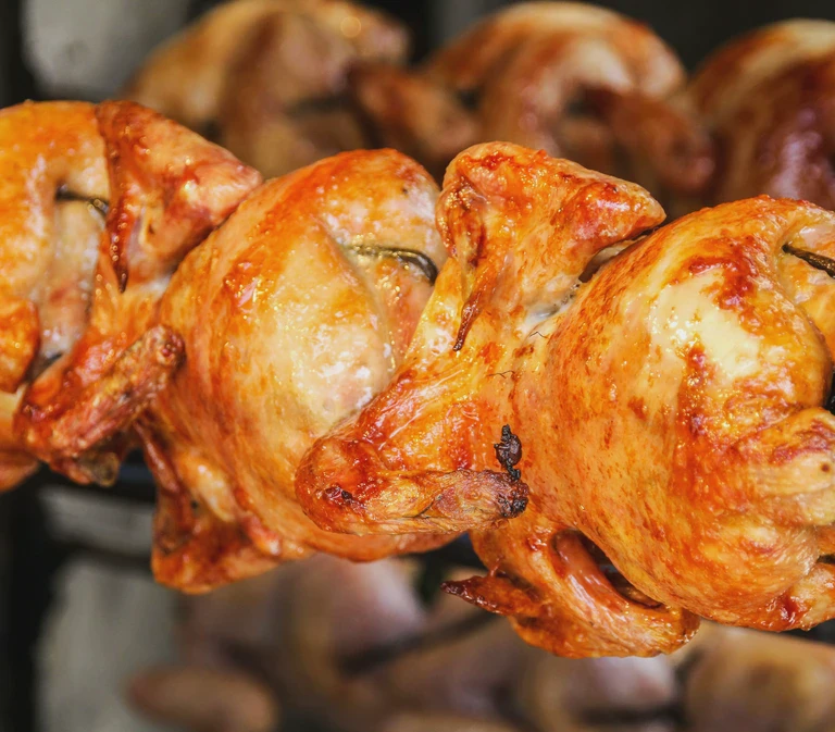 kilka złocistych kurczaków z rożna